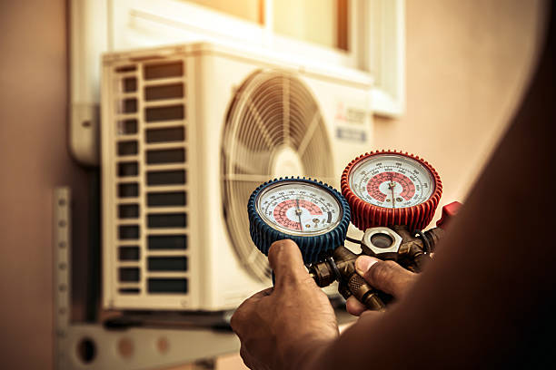 Professional Hvac technician working in Centerville, OH
